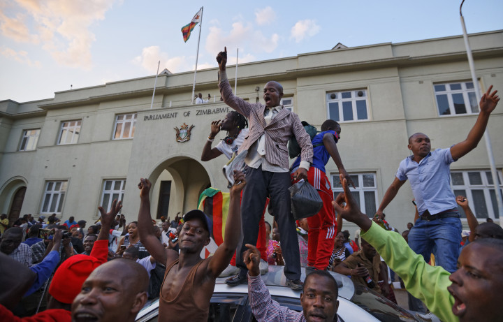 Ratusan Ribu Warga Zimbabwe Rayakan Mundurnya Robert Mugabe
