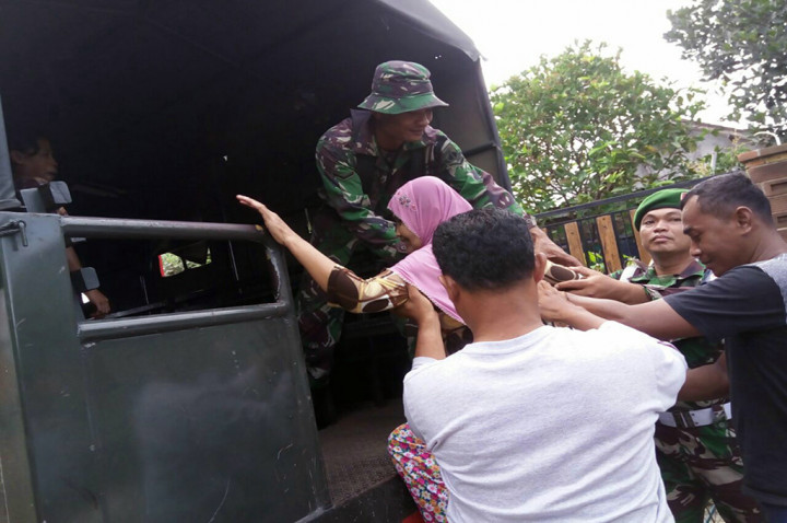 TNI Gelar Simulasi Bencana Banjir di Sukoharjo