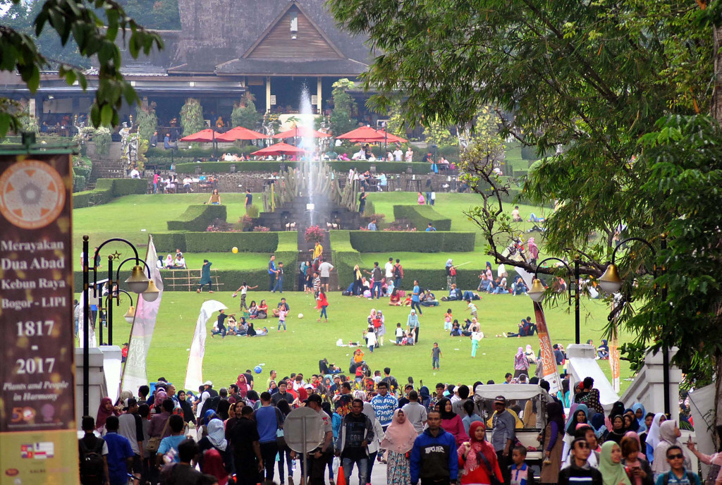 Wisatawan memadati Kebun Raya Bogor, Jawa Barat, Rabu (28/6/2017). Foto: Antara/Arif Firmansyah