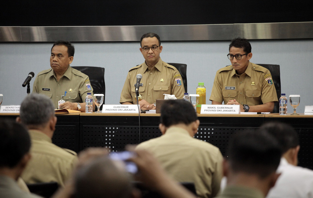 Ilustrasi: Gubernur DKI Jakarta Anies Baswedan (tengah) bersama Wakil Gubernur Sandiaga Uno (kanan) memimpin rapat di Kantor Balai Kota DKI Jakarta. Foto: MI/Arya Manggala.