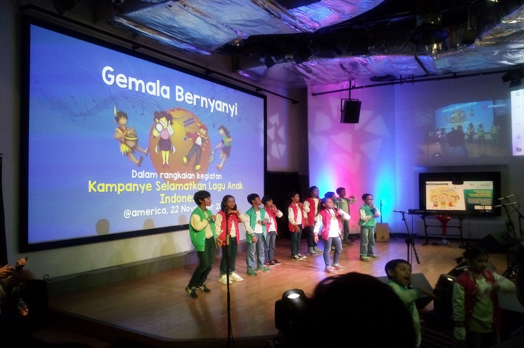 Siswa SD Gemala Ananda bernyanyi dalam kegiatan kampanye selamatkan lagu anak Indonesia di Pacific Place, Jakarta, Rabu malam, 22 November 2017, MTVN - Cecylia