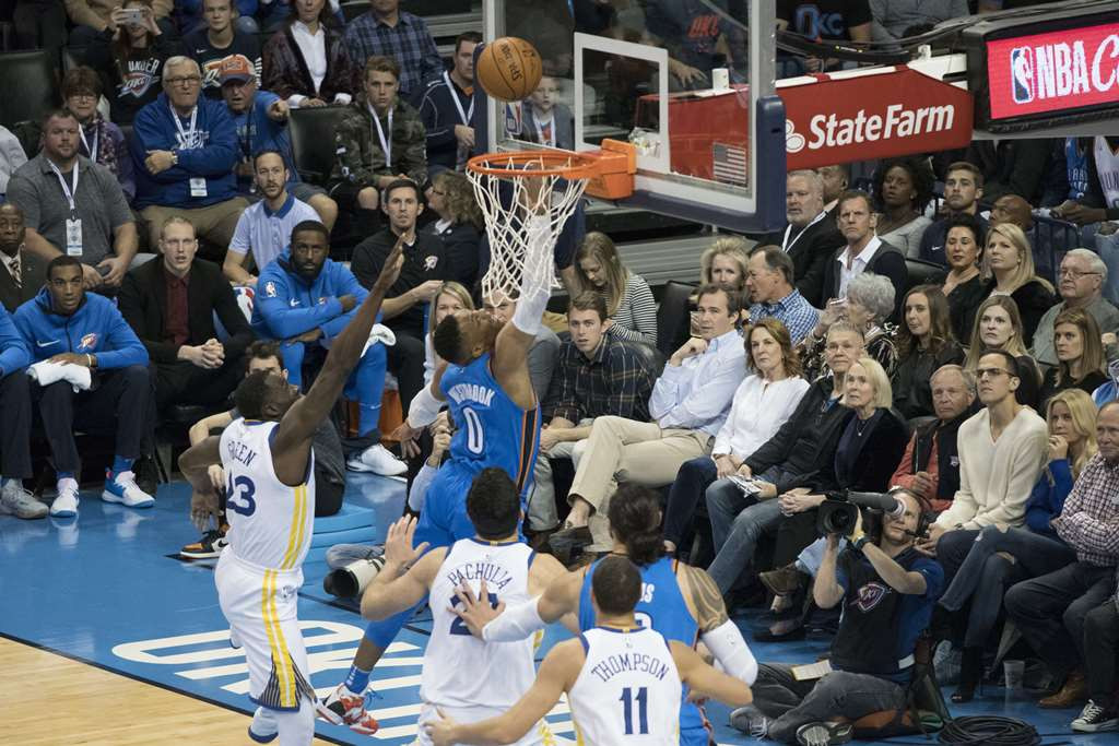 Suasana pertandingan Golden State Warriors vs Oklahoma City Thunder. (Foto: AFP/J Pat Carter)