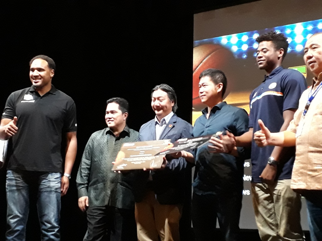 Ketua Pelaksana INASGOC, Erick Thohir (kedua dari kiri) saat menghadiri konferensi pers digelarnya kejuaraan basket nasional, IBL (Foto: MTVN/Patrick Pinaria)