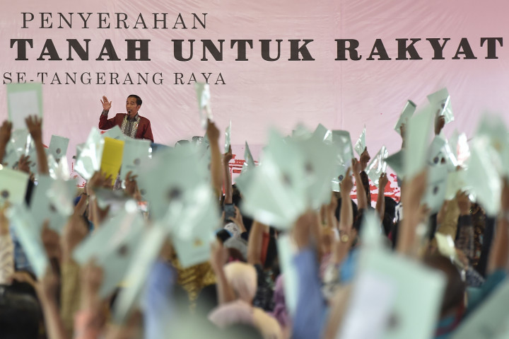 Usai Resmikan Bandara Silangit, Jokowi Bagikan Sertifikat Tanah