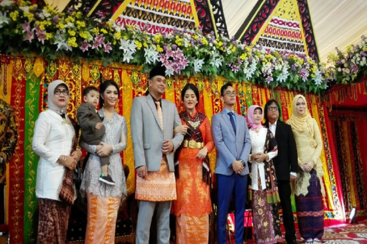 Gibran dan Keluarga Hadiri Acara Adat Bobby-Kahiyang