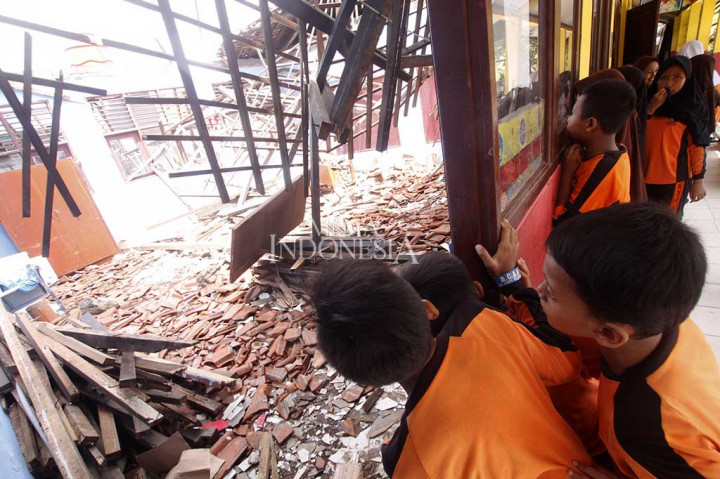 Atap Kelas Ambruk, Siswa Terpaksa Belajar Bergantian