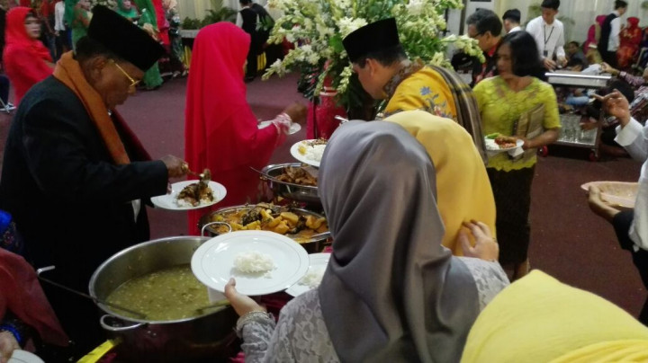 Mengintip Menu Resepsi Adat Bobby-Kahiyang