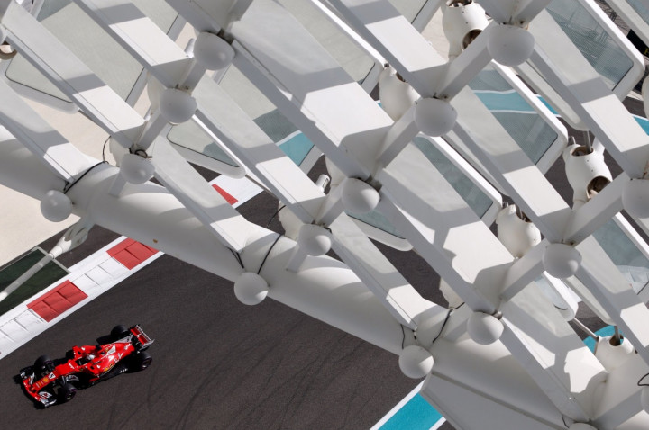 Vettel Kalahkan Hamilton pada Sesi Pembuka