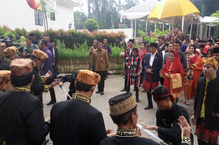 Jokowi dan Iriana Disambut Tarian Tortor Mundur