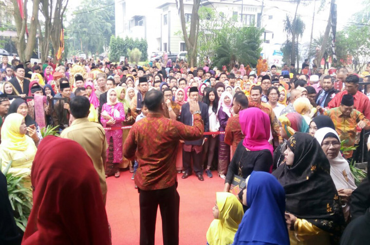 Tamu Undangan Pesta Adat Kahiyang Bobby Tertahan di Pintu Masuk