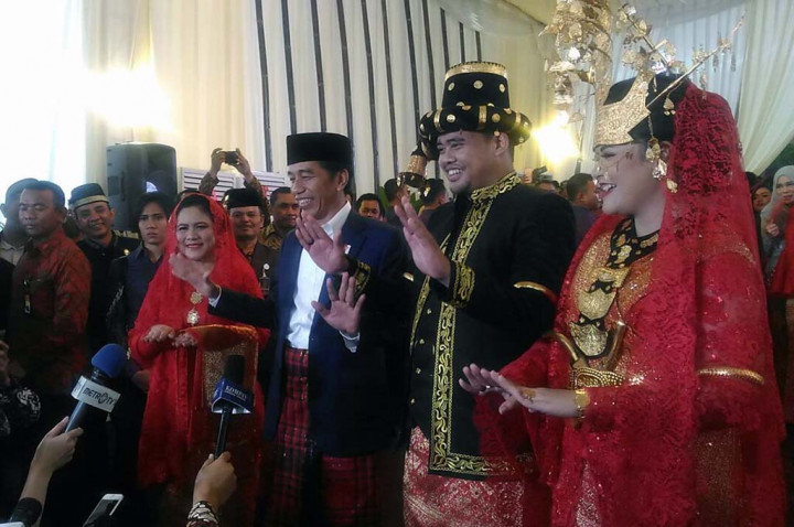 Jokowi Hanya Sehari Belajar Manortor