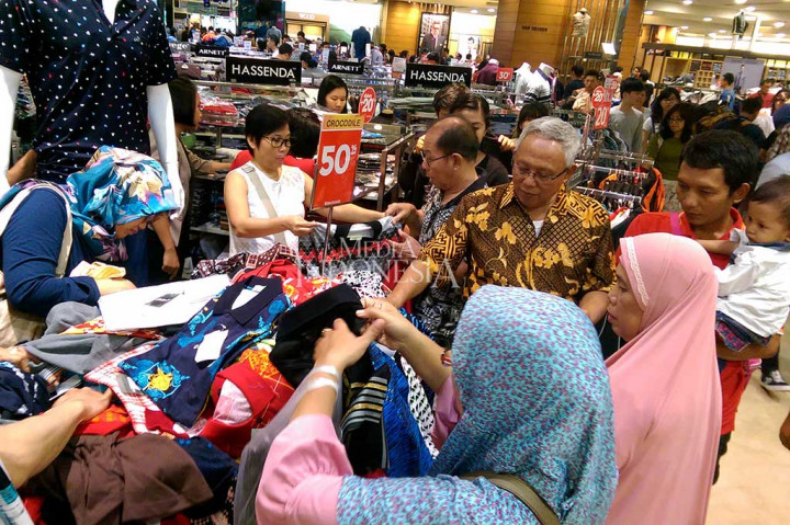 Banting Harga, Matahari Taman Anggrek Diserbu Pengunjung