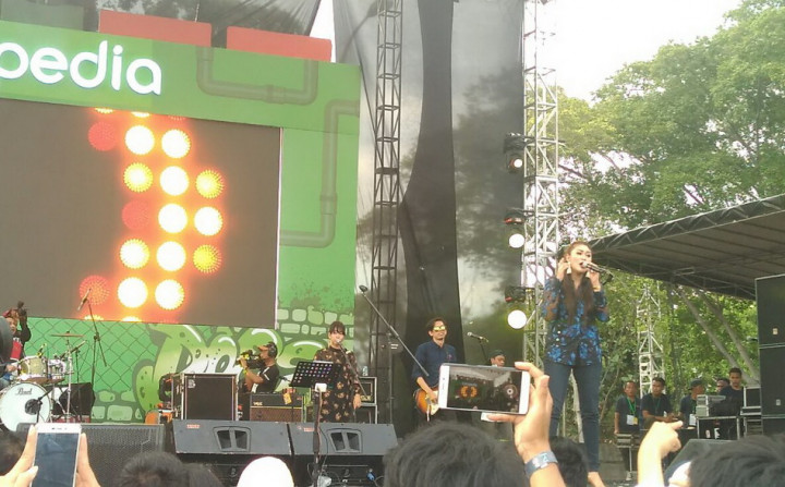 Shaden Bawakan Banyak Lagu Sendu di The 90's Festival