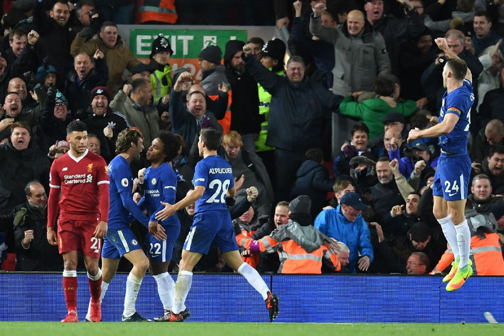 Willian (ketiga dari kiri) berselebrasi bersama rekan setimnya di Chelsea usai membobol gawang Liverpool (AFP PHOTO / Paul ELLIS)