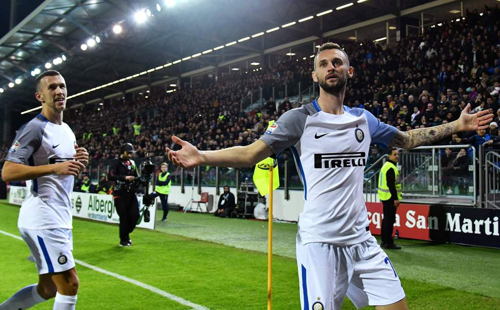 Marcelo Brozovic berselebrasi usai membobol gawang Cagliari (AFP PHOTO / ALBERTO PIZZOLI)