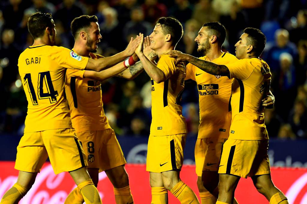 Selebrasi para pemain Atletico Madrid usai membobol gawang Levante (AFP PHOTO / JOSE JORDAN)