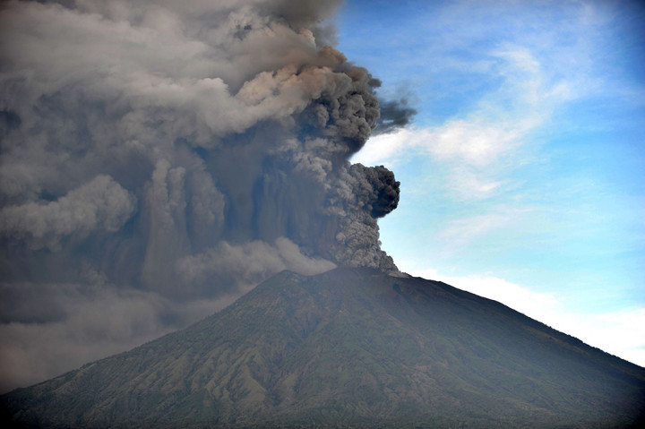 Gunung Agung Kembali Erupsi, Abu Vulkanik Turun di 3 Desa