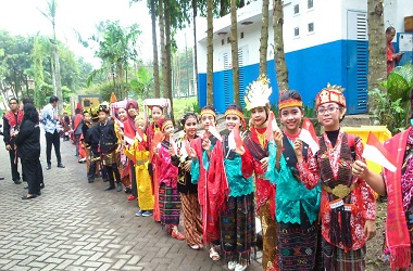 Siswa SD Berpakaian Adat Sambut Tamu VIP Resepsi Bobby-Kahiyang