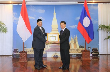 Dubes RI Terima Penghargaan Cross of Friendship dari Pemerintah Laos