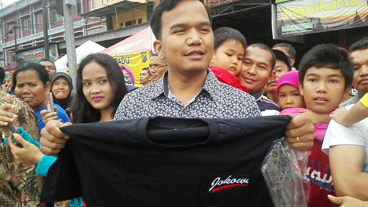 Presiden Jokowi Bagikan Kaus Bertuliskan Namanya