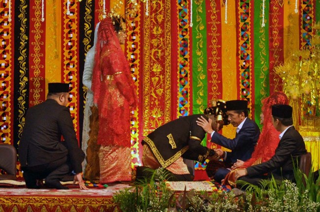 Presiden Jokowi Bagikan Souvenir, Tas hingga Kaus Selama Kirab