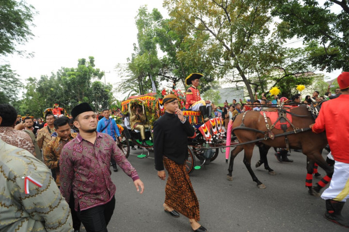 Di Medan, Paspampres Tetap Gunakan Beskap Khas Jawa