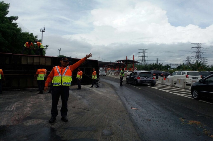 Sepuluh Penumpang Terluka saat Bus Jurusan Jakarta-Merak Terguling