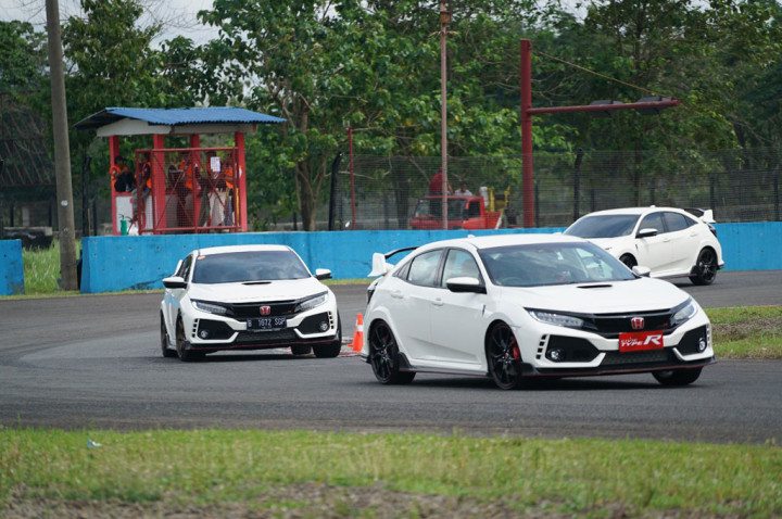 Sensasi Performa Civic R Type ala Komunitas