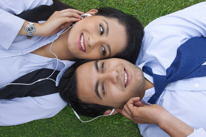 Alasan Kenapa Sebaiknya Tidak Berbagi Earphone dengan Orang Lain