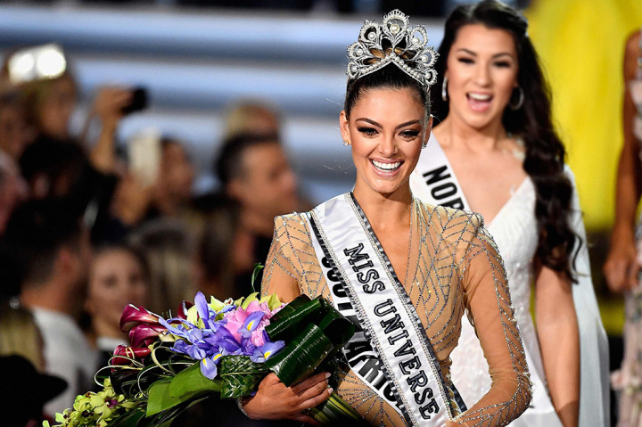 Demi-Leigh Nel-Peters Raih Gelar Miss Universe 2017