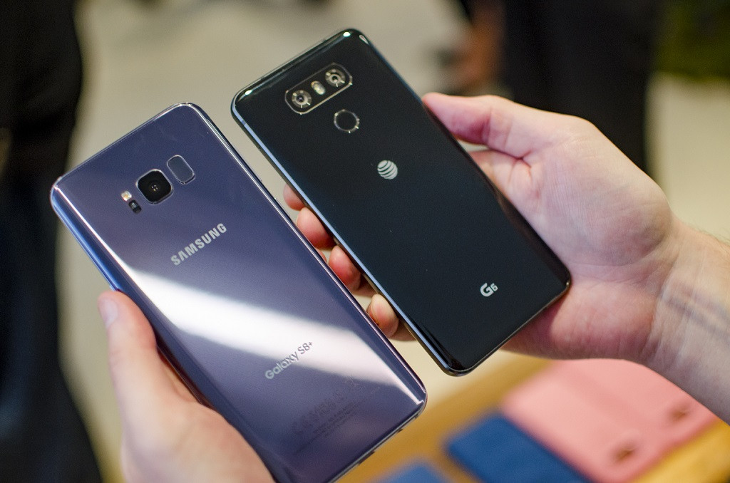 Samsung Galaxy S8 dan LG G6. (Digital Trends)