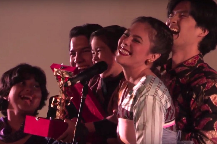 Muhammad Adhiyat Digendong Saat Pidato Kemenangan Festival Film Tempo