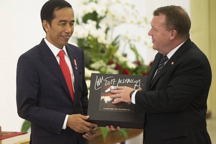 PM Denmark Hadiahi Jokowi Piringan Hitam Metallica