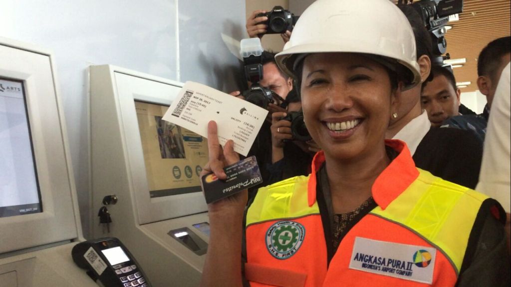 Menteri BUMN Rini Soemarno saat melakukan uji coba kereta bandara. (FOTO: MTVN/Annisa Ayu)