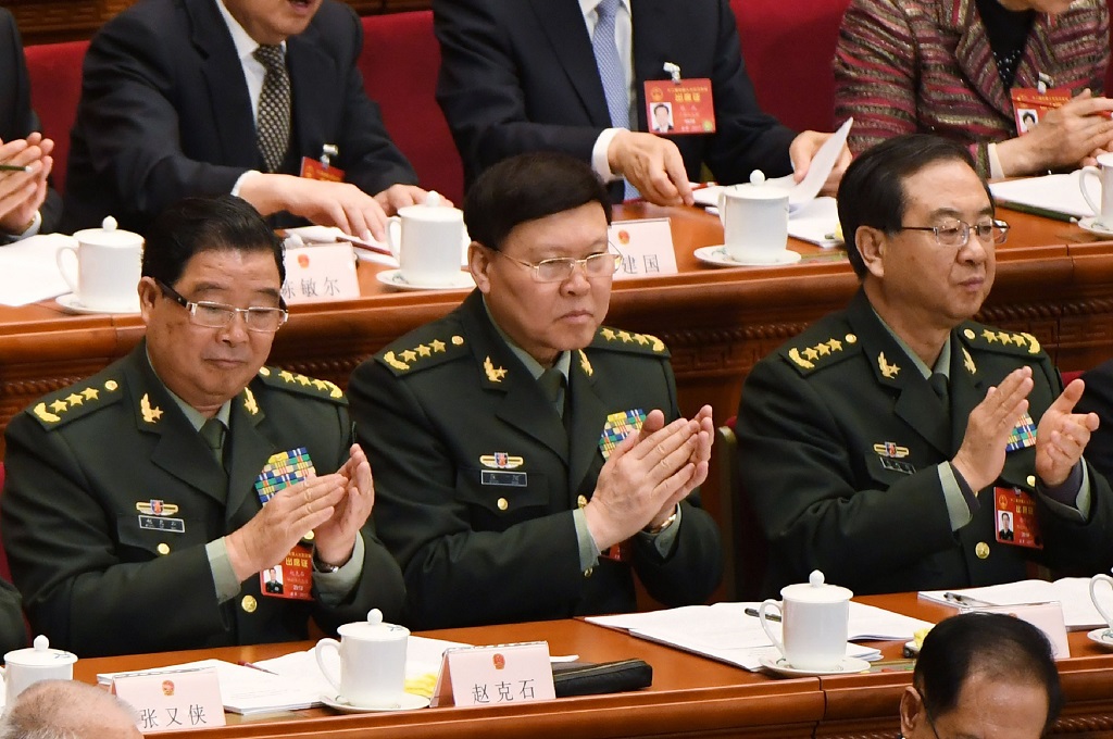 Zhang Yang (tengah) bertepuk tangan saat mendengarkan pidato PM Tiongkok Li Keqiang di Beijing, 5 Maret 2017. (Foto: AFP/GREG BAKER)