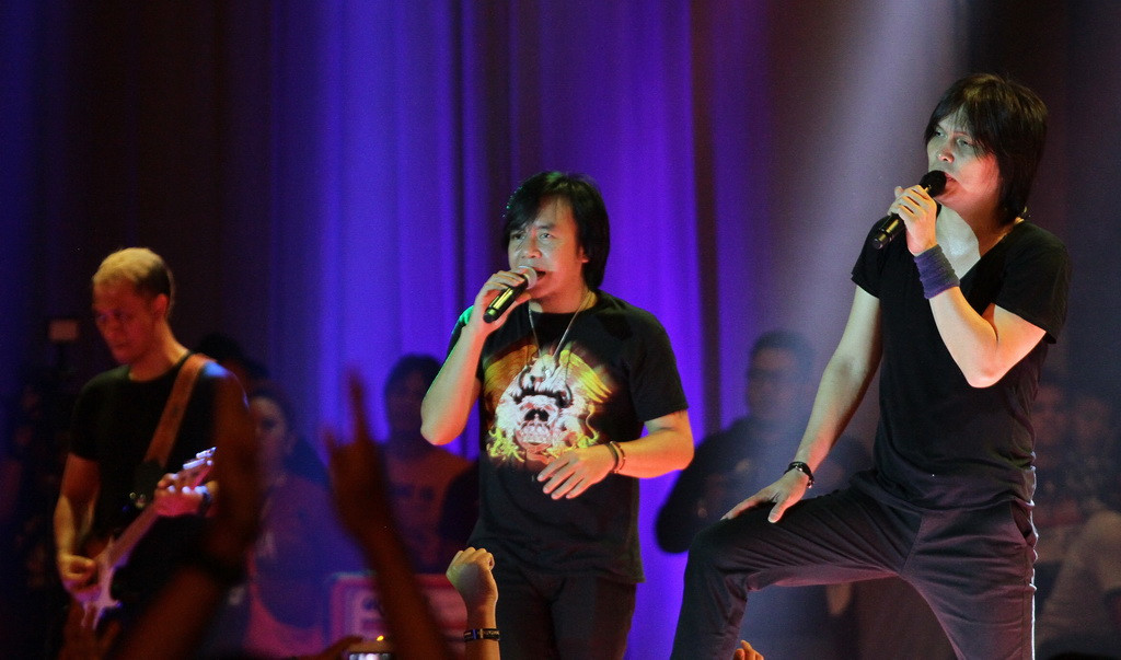 Once dan Ari Lasso saat konser reuni Dewa 19 (Foto: Antara/Ari Bowo Sucipto)