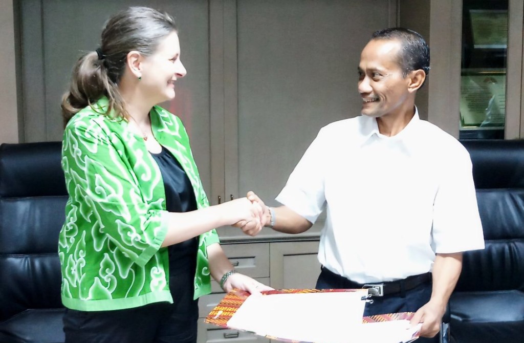 Kepala BKP Kementerian Pertanian Agung Hendriadi melakukan penandatanganan Project Document dengan World Food Programme Representative and Country Director for Indonesia, Mrs Anthea Webb (Foto:Dok)