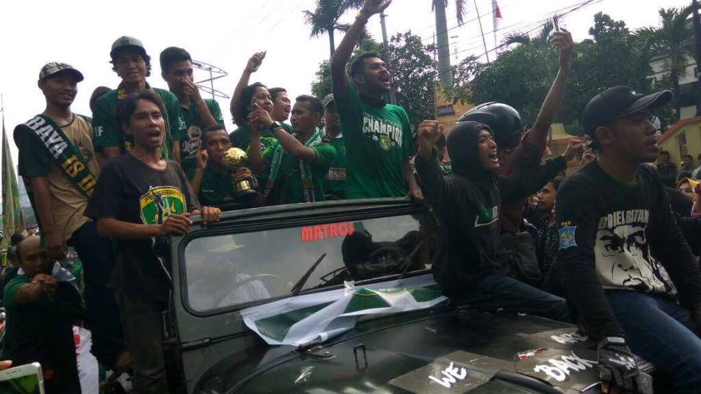 Bonekmania melakukan konvoi setelah Persebaya tiba di Surabaya. (Foto: MTVN/Amaluddin)
