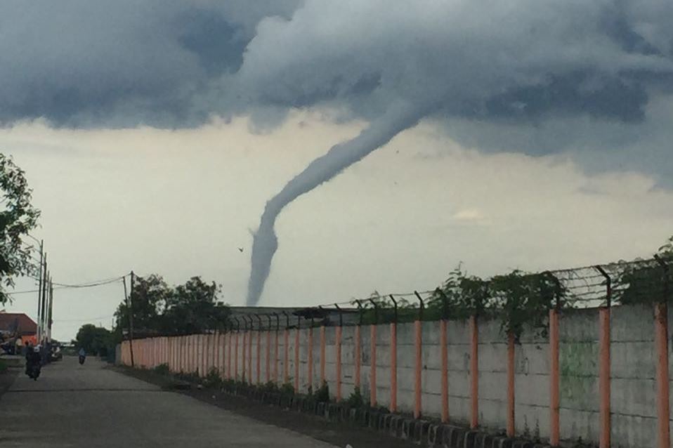 Angin puting beliung menerjang Cirebon bagian timur pada Rabu, 29 November 2017, sore hari. Foto: Metrotvnews.com / Ahmad Rofahan