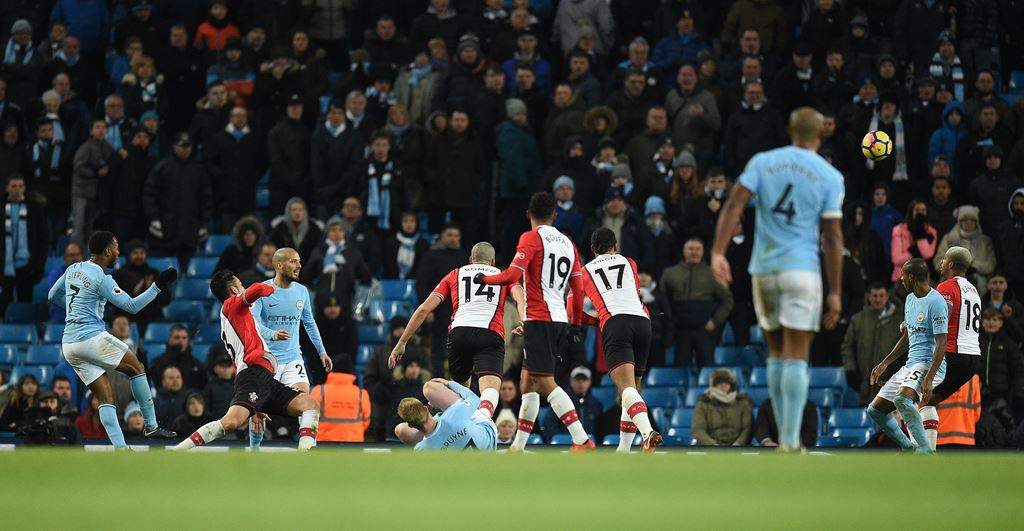 Momen Raheem Sterling (kiri) mencetak gol ke gawang Southampton. (Foto: AFP/Oli Scarff)