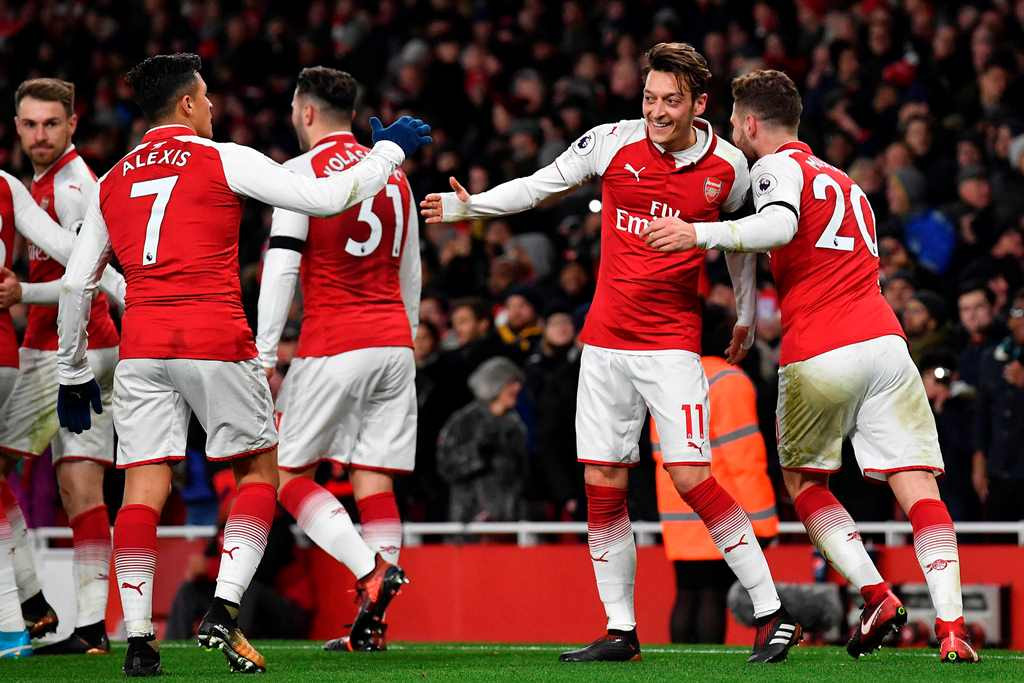 Skuat Arsenal merayakan kemenangan atas Huddersfield Town. (Foto: AFP/Ben Stansall)