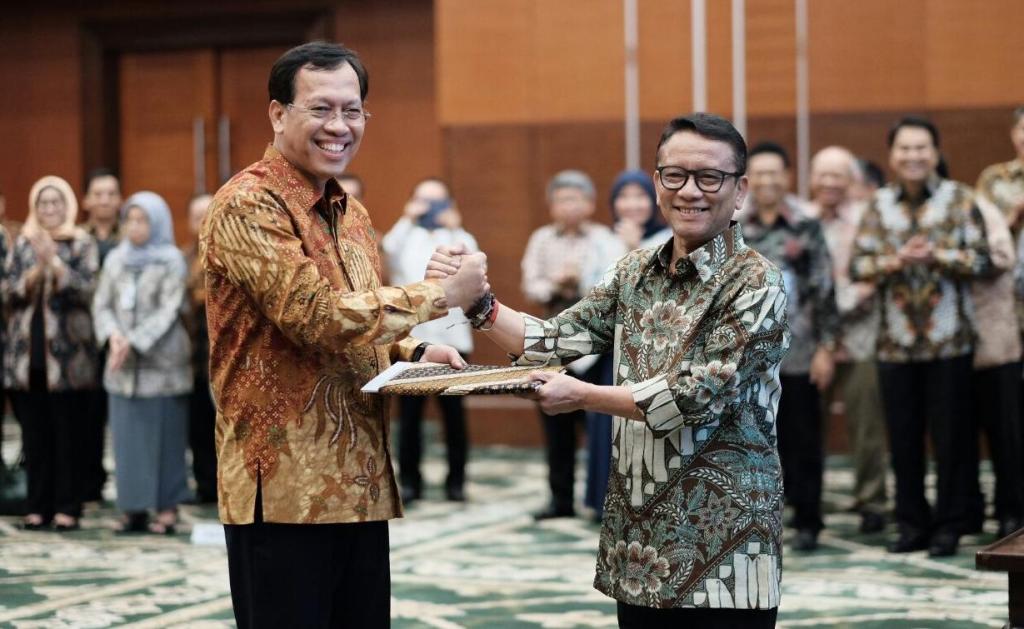 Robert Pakpahan (kiri) menggantikan Ken Dwijugiasteadi (kanan). (FOTO: Dokumentasi Humas Pajak)