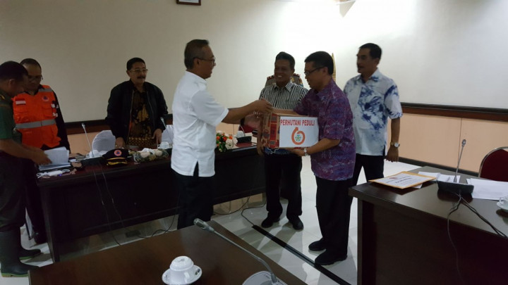 Perhutani Bantu Korban Banjir Pacitan