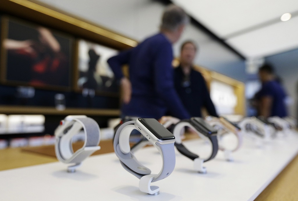 Apple Watch kini punya aplikasi untuk deteksi detak jantung tak normal. (AP Photo / Jeff Chiu)