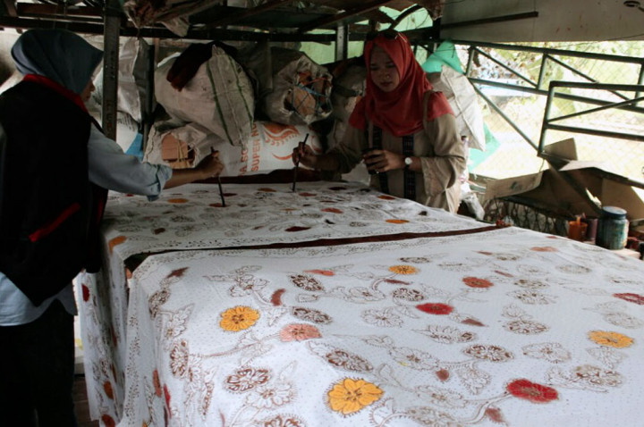 Peserta Kirab Pemuda Nusantara 2017 Belajar Membatik di Sidoarjo