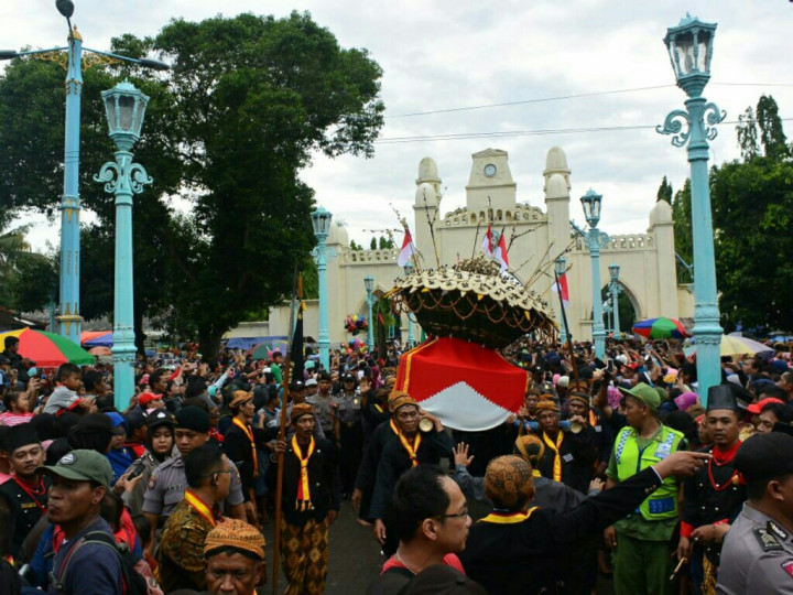 Warga Surakarta Antusias Serbu Gunungan Garebek Mulud