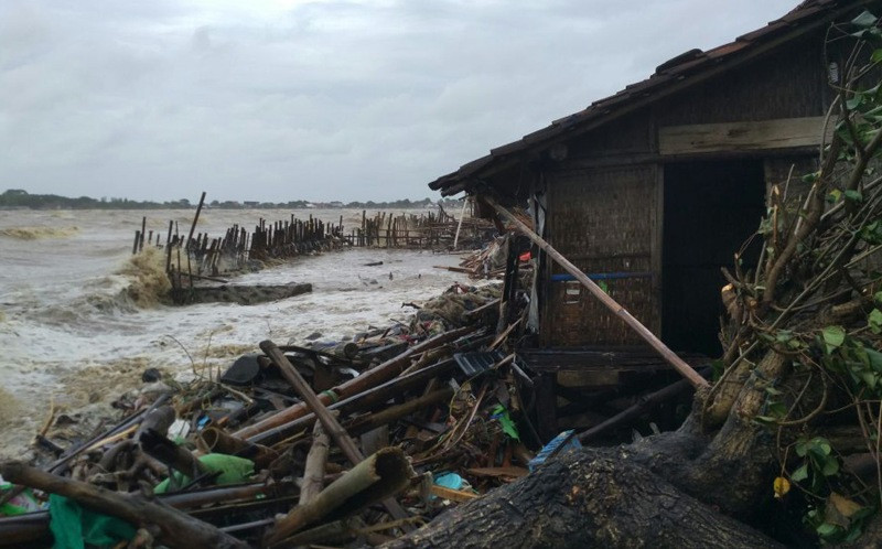 Ombak besar melanda Kelurahan Demaan, Jepara.-Medcom/Rhobi-