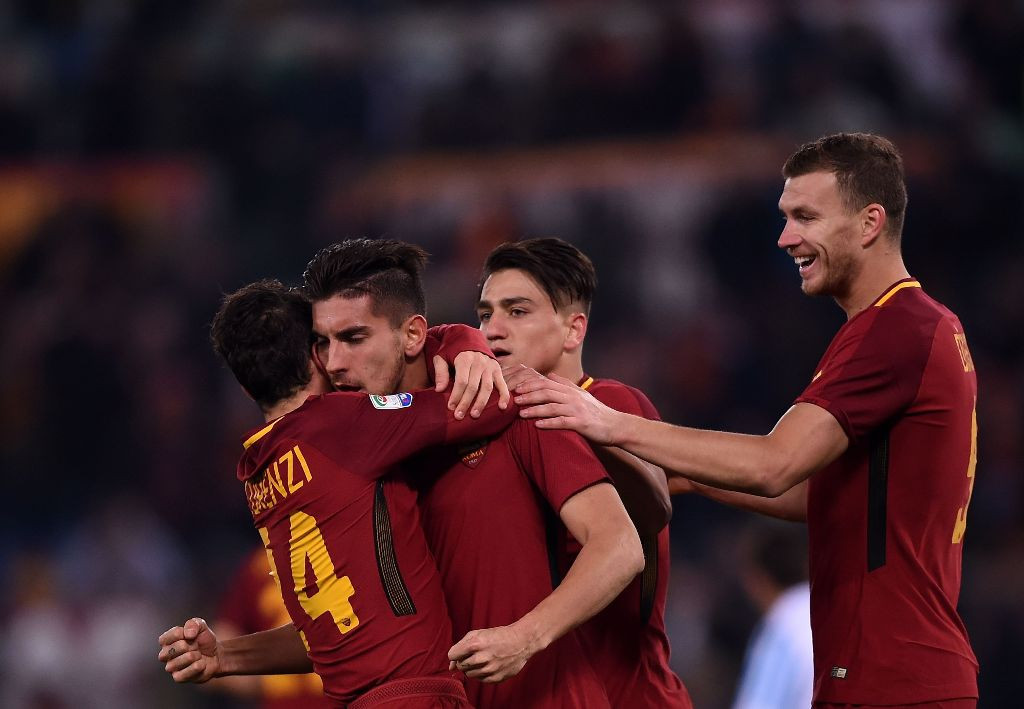 Selebrasi kemenangan para pemain Roma. (AFP PHOTO / FILIPPO MONTEFORTE)