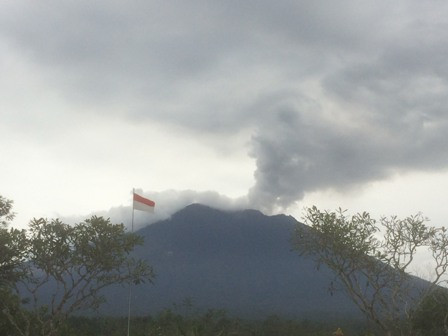 Gunung Agung Keluarkan Magma Baru