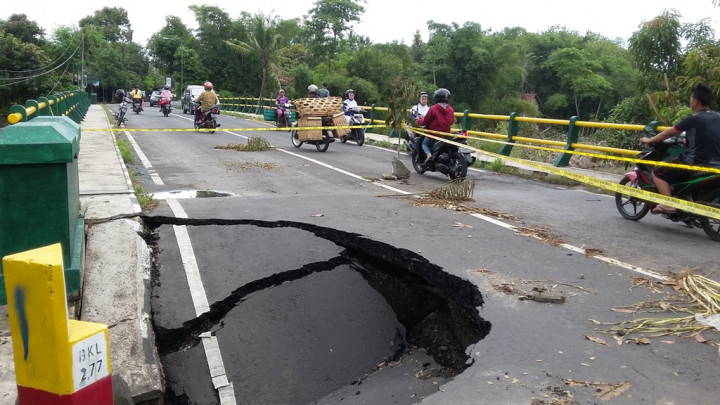 Jembatan Ambles, Warga Bantul Masih Nekat Melintas
